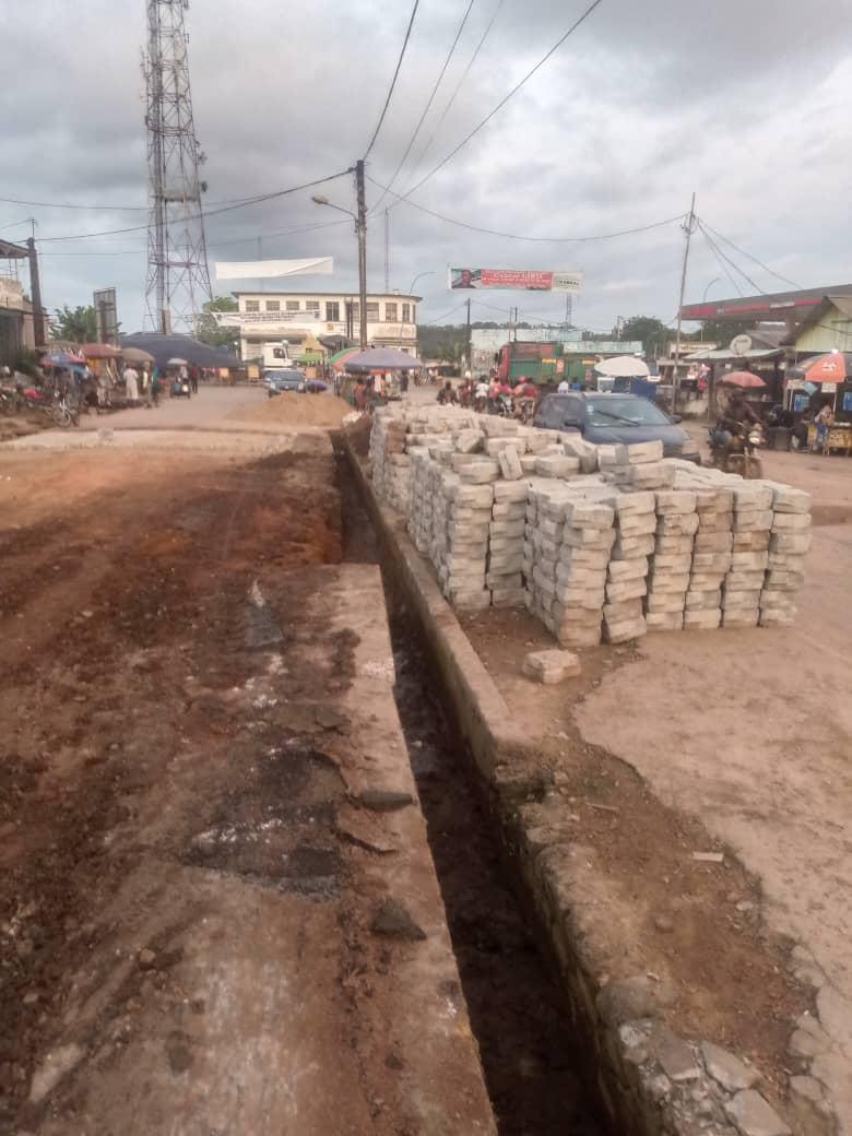 Édéa (Cameroun) : L’avenue Mbomè sort de l’ombre