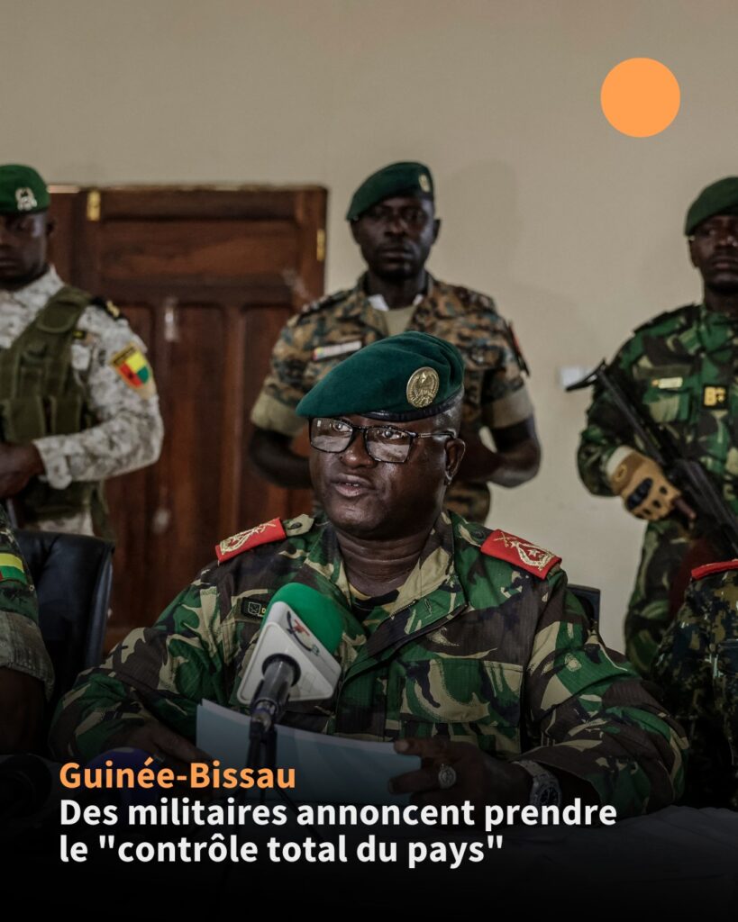 des soldats ont pris position dans les rues de la capitale et annoncé avoir repris le « contrôle total du pays