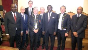 Deux chirurgiens camerounais honorés à Paris : une consécration mondiale qui interroge la place de l’excellence médicale africaine