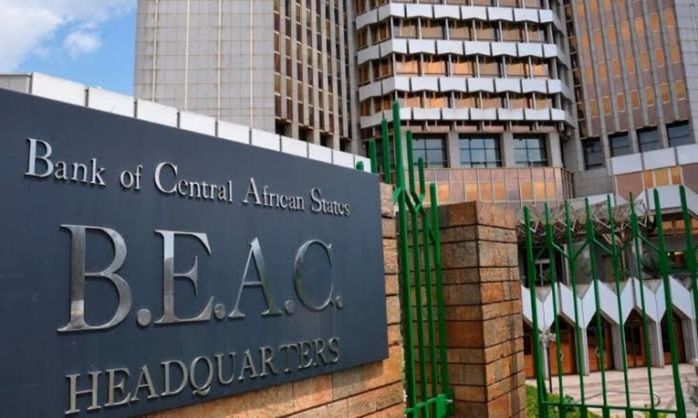 La Banque des États de l’Afrique centrale (BEAC) a de nouveau durci sa politique monétaire en relevant ses principaux taux directeurs lors de sa session du 15 décembre 2025 à Yaoundé