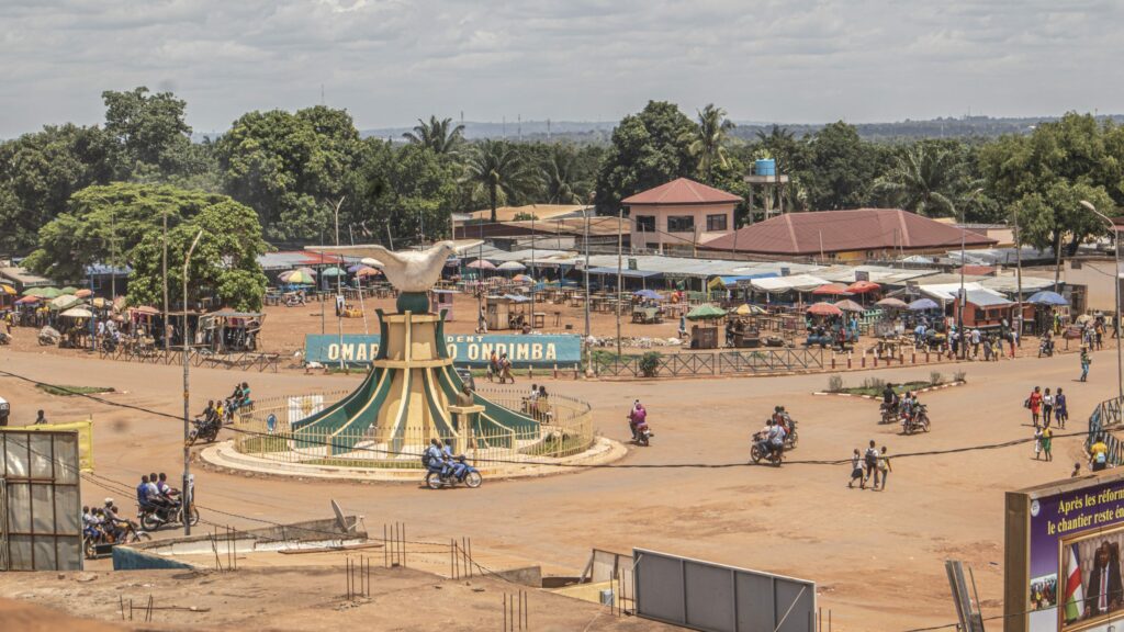 La campagne électorale pour le quadruple scrutin du 28 décembre (présidentielle, législatives, régionales et municipales) a officiellement démarré le 13 décembre à Bangui, dans un climat à la fois mobilisateur et lourd de fractures.