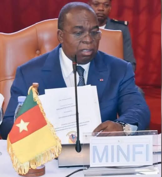 Le projet de budget 2026 du Cameroun, présenté fin novembre, révèle un pays partagé entre volonté d’investissement massif et risque croissant de vulnérabilité financière.