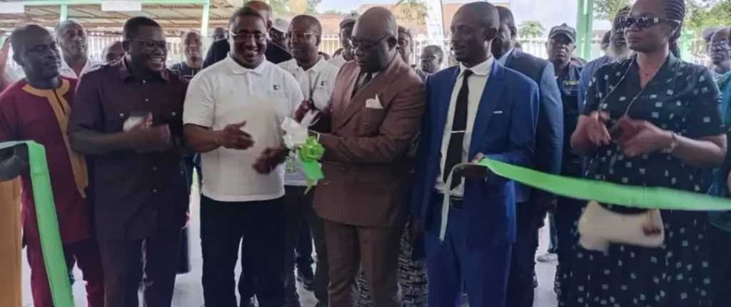 En clôture des interventions, le Préfet de la Sanaga-Maritime, Cyrille Yvan Abondo, a salué « un geste citoyen » du secteur privé au service de l’action publique.