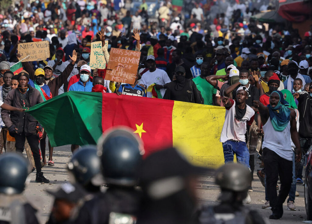 La comparution, le 8 janvier à Yaoundé, de plus de 140 personnes interpellées lors des manifestations ayant suivi l’élection présidentielle du 12 octobre 2025 s’inscrit dans une phase sensible mais maîtrisée de la séquence post-électorale camerounaise.