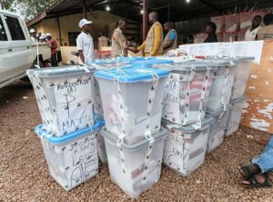 Législatives en Centrafrique : le parti présidentiel en tête, dans un climat de contestation maîtrisée