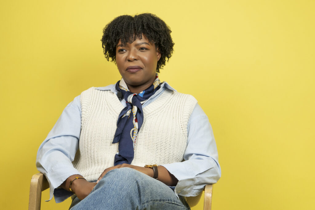 Pendant des décennies, les cheveux texturés ont été régulés, disciplinés, parfois même interdits dans certains espaces éducatifs et professionnels.