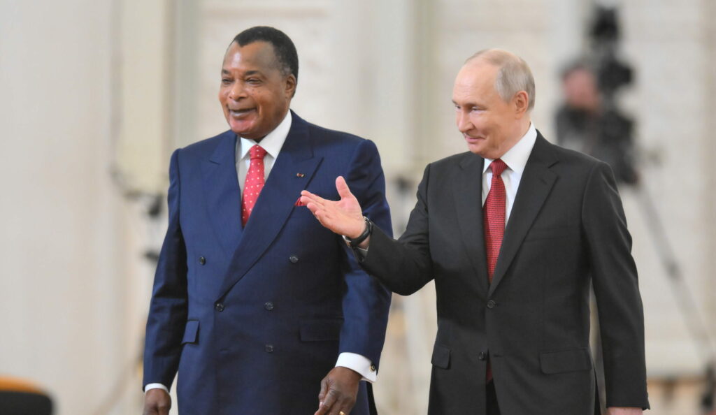 Officiellement, le président congolais Denis Sassou Nguesso effectue une visite d’État en Russie du 28 avril au 1er mai à l’invitation de son homologue russe Vladimir Poutine.