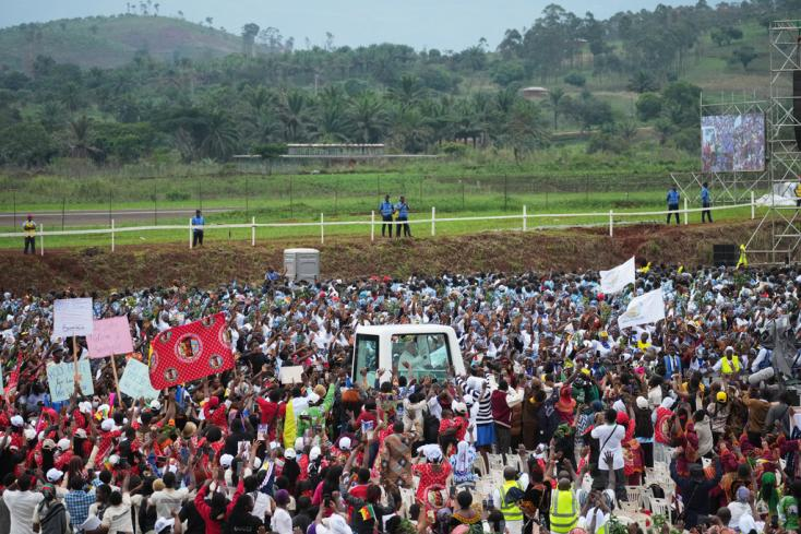 De L’Aéroport international de Yaoundé-Nsimalen au Stade de Japoma ce 17 avril, en passant par Bamenda, le passage du souverain pontife déclenche une mobilisation exceptionnelle.