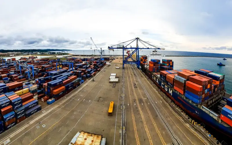 Car au-delà de la technologie, c’est bien la capacité du Cameroun à moderniser durablement sa logistique maritime qui se joue derrière ce chantier.