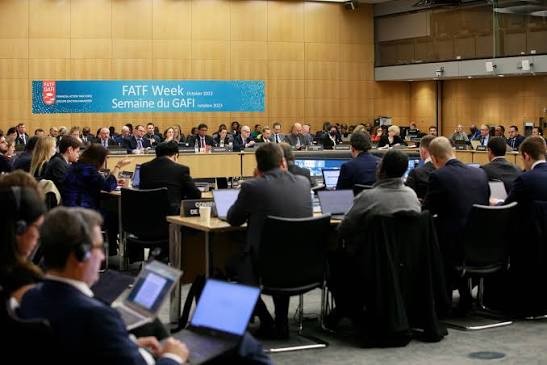 Liste grise du GAFI : la bataille de la crédibilité financière est devenue un enjeu de puissance Maintenus sous surveillance, six pays africains mesurent désormais que la confiance des marchés vaut autant que les ressources naturelles dans la compétition mondiale pour les capitaux. La décision du Groupe d’action financière (GAFI) de maintenir six pays africains - Angola, Cameroun, Côte d’Ivoire, République démocratique du Congo, Kenya et Soudan du Sud - sur sa liste grise dépasse largement le cadre de la lutte contre le blanchiment d’argent et le financement du terrorisme. Elle illustre une mutation profonde de l’économie mondiale : la réputation financière est devenue un levier de puissance, de souveraineté et de compétitivité. À première vue, cette liste ne constitue qu’un mécanisme technique de surveillance. En réalité, elle agit comme un indicateur mondial de confiance. Dans un système où les capitaux circulent à grande vitesse, la crédibilité institutionnelle influence directement le coût du financement, les décisions des investisseurs et l’attractivité des économies. Une sanction invisible aux effets bien réels Contrairement aux sanctions économiques traditionnelles, la liste grise n’impose aucune interdiction formelle. Pourtant, ses conséquences sont immédiates. Les banques internationales renforcent leurs contrôles, les établissements correspondants limitent leur exposition et les investisseurs appliquent une prime de risque plus élevée. Ce mécanisme agit moins par contrainte juridique que par la réputation. Il renchérit le coût des transactions, ralentit certains investissements et fragilise la compétitivité des économies concernées. Dans la mondialisation financière, la confiance est devenue une monnaie à part entière. L’Afrique face à un défi stratégique Pour les pays africains, l’enjeu est majeur. Le continent doit mobiliser des financements considérables pour ses infrastructures, son industrialisation, sa transition énergétique et la mise en œuvre de la Zone de libre-échange continentale africaine (ZLECAf). Toute dégradation de la perception du risque peut ralentir cette dynamique. Les six pays concernés occupent pourtant des positions stratégiques. La RDC concentre une part essentielle des réserves mondiales de cobalt et de cuivre, indispensables à la transition énergétique. Le Kenya s’affirme comme un pôle régional de la finance numérique et de l’innovation. L’Angola poursuit sa diversification économique, tandis que la Côte d’Ivoire demeure l’une des locomotives de l’Afrique de l’Ouest. Quant au Cameroun, il ambitionne de consolider son rôle de hub logistique et industriel en Afrique centrale. Dans chacun de ces cas, la confiance financière devient un facteur déterminant de compétitivité. La gouvernance, nouveau terrain de compétition Au-delà du GAFI, une véritable géopolitique de la confiance s’est installée. Agences de notation, institutions financières internationales et organismes de régulation participent désormais à la hiérarchisation des économies mondiales. Leurs évaluations influencent l’accès aux marchés, le coût de la dette et les flux d’investissements. Cette évolution pose une question stratégique aux États africains : comment répondre aux standards internationaux tout en renforçant leur autonomie économique ? La souveraineté ne se limite plus au contrôle du territoire ou des ressources ; elle repose aussi sur la capacité à construire des institutions crédibles et des systèmes financiers transparents. Les exemples récents de l’Algérie et de la Namibie, sorties de la liste grise après d’importantes réformes, montrent que cette trajectoire est possible. Mais la compétition dépasse désormais la simple conformité réglementaire. Elle porte sur la qualité de la gouvernance, la sécurité juridique et la confiance durable qu’un État inspire aux investisseurs. Au XXIᵉ siècle, la puissance économique ne se mesure plus uniquement à la richesse du sous-sol ou au poids démographique. Elle se construit aussi par la crédibilité financière. Sur ce terrain, les pays africains jouent désormais une partie décisive de leur intégration dans l’économie mondiale.