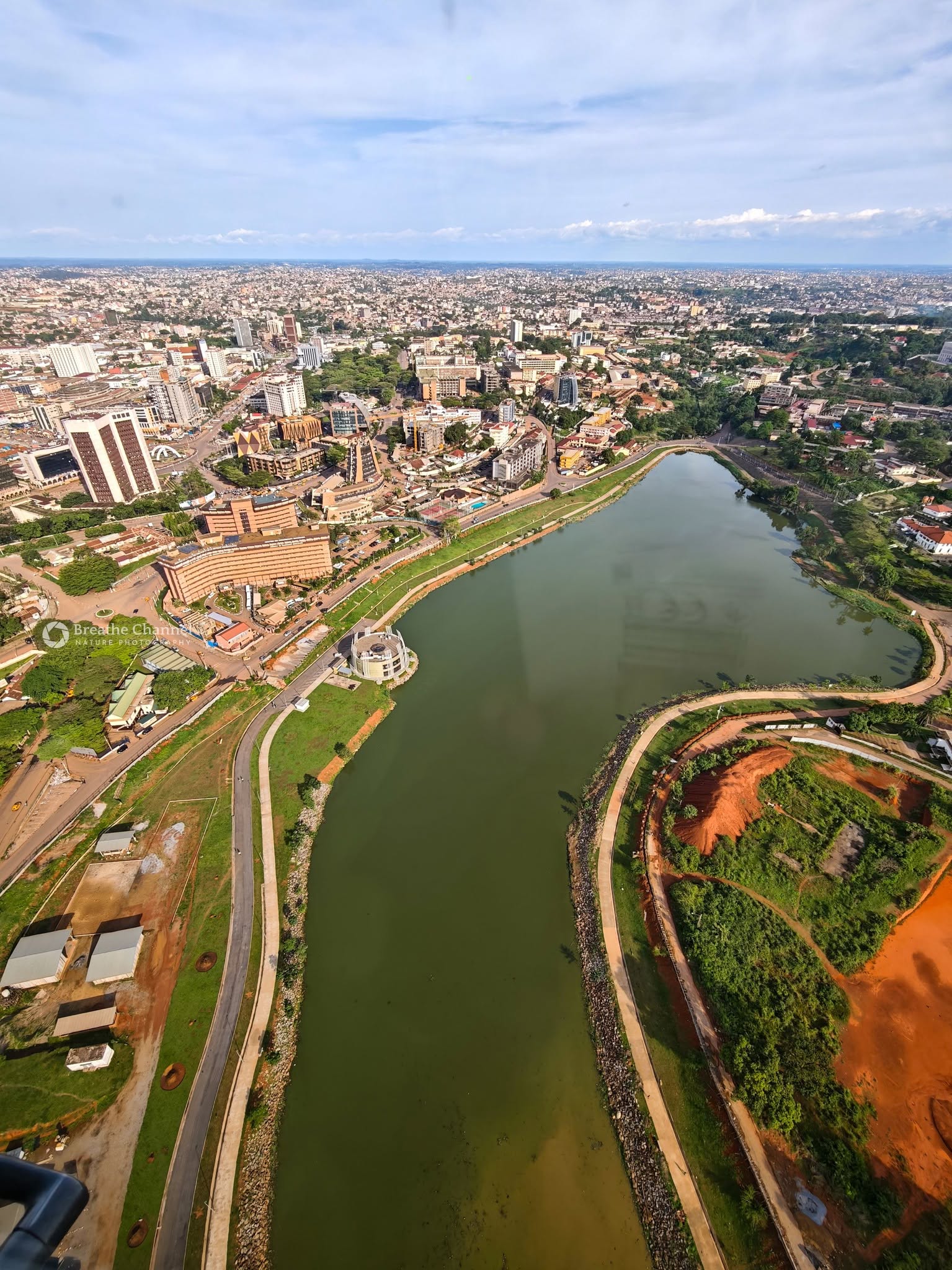 Autrement dit, le lac municipal est appelé à devenir pour Yaoundé ce que le front de mer est à Douala : un espace emblématique capable de redessiner l'image de la ville