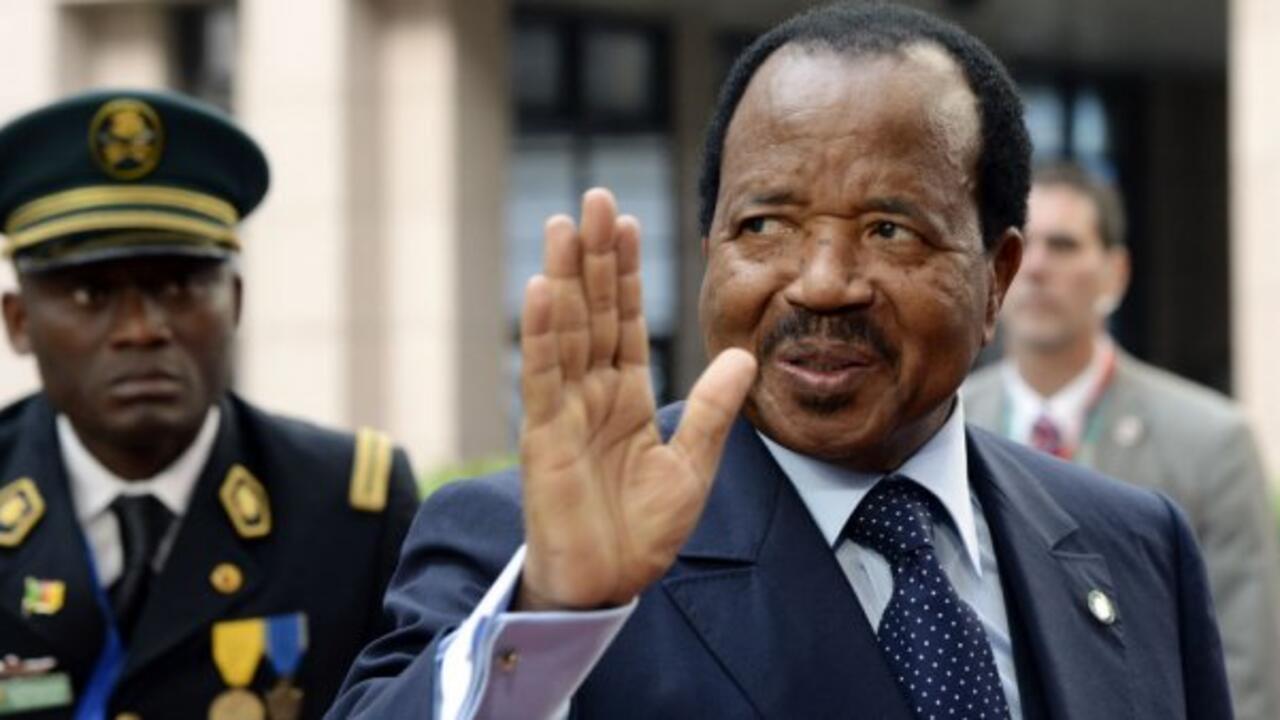 La présence de manifestants devant l'hôtel Intercontinental du président camerounais interroge la capacité de la Confédération à concilier liberté d'expression, sécurité et respect des usages diplomatiques.