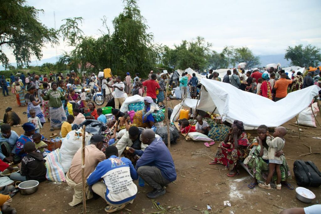 Choléra : l’Afrique peut-elle encore tendre la main pour 2,3 millions d’euros ? L’aide européenne est bienvenue, mais le véritable scandale est ailleurs : pourquoi des États africains disposant de ressources financières, médicales et humaines considérables continuent-ils de dépendre de financements d’urgence pour combattre une maladie évitable ? L’Union européenne annonce 2,3 millions d’euros pour soutenir le Nigeria, le Cameroun, la République centrafricaine et le Tchad face aux flambées de choléra. Le geste est utile. Il permettra d’acheter des médicaments, de renforcer les équipes d’intervention, d'améliorer l’accès à l’eau potable, à l’assainissement et aux moyens de réhydratation. Mais cette annonce devrait surtout provoquer une autre question : pourquoi, plus de six décennies après les indépendances, l’Afrique doit-elle encore attendre l’aide extérieure pour combattre une maladie dont les principaux facteurs de propagation sont parfaitement connus ? Le problème n’est évidemment pas l’aide européenne. Elle sauve des vies. Le problème est la dépendance structurelle à l’aide d’urgence. Avec 1,5 million d’euros pour le Nigeria, 500 000 euros pour la Centrafrique, 200 000 euros pour le Tchad et 100 000 euros pour le Cameroun, l’enveloppe européenne est dérisoire au regard de l’ampleur des besoins et des budgets nationaux concernés. Elle ne peut être qu'un accélérateur ponctuel, certainement pas une stratégie sanitaire durable. L’Afrique possède pourtant les moyens Le continent dispose de médecins, d’infirmiers, d’épidémiologistes, de laboratoires, d’universités, de centres de recherche, de personnels communautaires et d’organisations sanitaires capables d’intervenir rapidement. Il possède également des institutions régionales : Africa CDC, OMS Afrique, CEMAC, CEDEAO, Union africaine, ainsi que des ministères de la Santé capables de coordonner des réponses transfrontalières. Le véritable déficit se situe souvent ailleurs : dans la prévention, la gouvernance, la coordination et la priorité accordée à l’eau et à l’assainissement. Le choléra n’est pas une fatalité africaine. Il prospère lorsque des populations consomment une eau contaminée, lorsque les systèmes d'évacuation des eaux usées sont insuffisants, lorsque les déchets s’accumulent et lorsque les systèmes de surveillance épidémiologique réagissent trop tard. Or investir dans l’eau potable, les réseaux d’assainissement, les stations de traitement, les latrines, la surveillance épidémiologique et la vaccination ciblée revient précisément à prévenir les épidémies plutôt qu’à financer leur gestion une fois déclenchées. Le paradoxe des États africains La question est donc politique. Combien les États africains consacrent-ils réellement à la prévention des maladies hydriques ? Combien investissent-ils dans leurs laboratoires, leurs systèmes d’alerte, leurs chaînes du froid, leurs infrastructures sanitaires rurales et leurs réseaux d’eau ? Il serait également temps de regarder du côté des budgets militaires, des dépenses administratives improductives, des exonérations fiscales, des marchés publics surévalués et des pertes financières liées à la mauvaise gouvernance. Un État qui trouve des milliards pour certaines dépenses peut trouver quelques centaines de millions pour garantir de l’eau potable à sa population. La véritable souveraineté ne se mesure pas uniquement à la capacité de défendre un territoire ou de financer une armée. Elle se mesure aussi à la capacité de protéger ses citoyens contre une maladie évitable. Passer de l’aide d’urgence à la souveraineté sanitaire L’aide européenne doit donc être reçue avec gratitude, mais aussi avec lucidité. Les 2,3 millions d’euros peuvent acheter des médicaments et sauver des vies aujourd’hui. Ils ne construiront pas les réseaux d’eau de demain. L’Afrique doit désormais transformer chaque épidémie en leçon de gouvernance : mutualiser ses capacités médicales, produire davantage de médicaments et de vaccins, renforcer les laboratoires, créer des stocks régionaux d’urgence et surtout investir massivement dans l’eau, l’assainissement et l’hygiène. Le choléra devrait être traité comme un problème d’infrastructures autant que de santé publique. Car le véritable scandale n’est pas que l’Europe donne 2,3 millions d’euros. C’est qu’en 2026, l’Afrique possède suffisamment de médecins, d’ingénieurs, de chercheurs, de ressources et de budgets pour ne plus avoir besoin d’attendre un don étranger avant de sauver ses propres populations d’une maladie évitable.