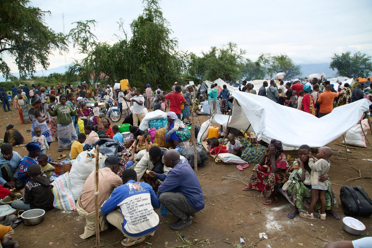 Choléra : l’Afrique peut-elle encore tendre la main pour 2,3 millions d’euros ? L’aide européenne est bienvenue, mais le véritable scandale est ailleurs : pourquoi des États africains disposant de ressources financières, médicales et humaines considérables continuent-ils de dépendre de financements d’urgence pour combattre une maladie évitable ? L’Union européenne annonce 2,3 millions d’euros pour soutenir le Nigeria, le Cameroun, la République centrafricaine et le Tchad face aux flambées de choléra. Le geste est utile. Il permettra d’acheter des médicaments, de renforcer les équipes d’intervention, d'améliorer l’accès à l’eau potable, à l’assainissement et aux moyens de réhydratation. Mais cette annonce devrait surtout provoquer une autre question : pourquoi, plus de six décennies après les indépendances, l’Afrique doit-elle encore attendre l’aide extérieure pour combattre une maladie dont les principaux facteurs de propagation sont parfaitement connus ? Le problème n’est évidemment pas l’aide européenne. Elle sauve des vies. Le problème est la dépendance structurelle à l’aide d’urgence. Avec 1,5 million d’euros pour le Nigeria, 500 000 euros pour la Centrafrique, 200 000 euros pour le Tchad et 100 000 euros pour le Cameroun, l’enveloppe européenne est dérisoire au regard de l’ampleur des besoins et des budgets nationaux concernés. Elle ne peut être qu'un accélérateur ponctuel, certainement pas une stratégie sanitaire durable. L’Afrique possède pourtant les moyens Le continent dispose de médecins, d’infirmiers, d’épidémiologistes, de laboratoires, d’universités, de centres de recherche, de personnels communautaires et d’organisations sanitaires capables d’intervenir rapidement. Il possède également des institutions régionales : Africa CDC, OMS Afrique, CEMAC, CEDEAO, Union africaine, ainsi que des ministères de la Santé capables de coordonner des réponses transfrontalières. Le véritable déficit se situe souvent ailleurs : dans la prévention, la gouvernance, la coordination et la priorité accordée à l’eau et à l’assainissement. Le choléra n’est pas une fatalité africaine. Il prospère lorsque des populations consomment une eau contaminée, lorsque les systèmes d'évacuation des eaux usées sont insuffisants, lorsque les déchets s’accumulent et lorsque les systèmes de surveillance épidémiologique réagissent trop tard. Or investir dans l’eau potable, les réseaux d’assainissement, les stations de traitement, les latrines, la surveillance épidémiologique et la vaccination ciblée revient précisément à prévenir les épidémies plutôt qu’à financer leur gestion une fois déclenchées. Le paradoxe des États africains La question est donc politique. Combien les États africains consacrent-ils réellement à la prévention des maladies hydriques ? Combien investissent-ils dans leurs laboratoires, leurs systèmes d’alerte, leurs chaînes du froid, leurs infrastructures sanitaires rurales et leurs réseaux d’eau ? Il serait également temps de regarder du côté des budgets militaires, des dépenses administratives improductives, des exonérations fiscales, des marchés publics surévalués et des pertes financières liées à la mauvaise gouvernance. Un État qui trouve des milliards pour certaines dépenses peut trouver quelques centaines de millions pour garantir de l’eau potable à sa population. La véritable souveraineté ne se mesure pas uniquement à la capacité de défendre un territoire ou de financer une armée. Elle se mesure aussi à la capacité de protéger ses citoyens contre une maladie évitable. Passer de l’aide d’urgence à la souveraineté sanitaire L’aide européenne doit donc être reçue avec gratitude, mais aussi avec lucidité. Les 2,3 millions d’euros peuvent acheter des médicaments et sauver des vies aujourd’hui. Ils ne construiront pas les réseaux d’eau de demain. L’Afrique doit désormais transformer chaque épidémie en leçon de gouvernance : mutualiser ses capacités médicales, produire davantage de médicaments et de vaccins, renforcer les laboratoires, créer des stocks régionaux d’urgence et surtout investir massivement dans l’eau, l’assainissement et l’hygiène. Le choléra devrait être traité comme un problème d’infrastructures autant que de santé publique. Car le véritable scandale n’est pas que l’Europe donne 2,3 millions d’euros. C’est qu’en 2026, l’Afrique possède suffisamment de médecins, d’ingénieurs, de chercheurs, de ressources et de budgets pour ne plus avoir besoin d’attendre un don étranger avant de sauver ses propres populations d’une maladie évitable.