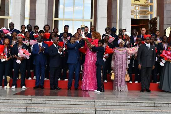 Dans la salle diplomatique du Palais de l’Unité, le chef de l’État, accompagné de son épouse, a accueilli une délégation conduite par Samuel Eto’o. Chacune des joueuses a reçu une médaille de chevalier de l’Ordre de la Valeur.