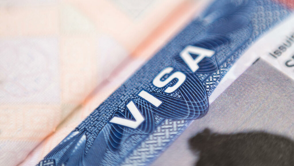 En imposant une caution pouvant atteindre 20 000 dollars aux ressortissants de cinquante pays, dont trente États africains, Washington transforme sa politique des visas en un puissant instrument de sécurité, de sélection économique et d'influence géopolitique. Derrière une mesure migratoire se dessine une nouvelle géographie mondiale de la mobilité, où la solvabilité financière devient un critère de puissance.