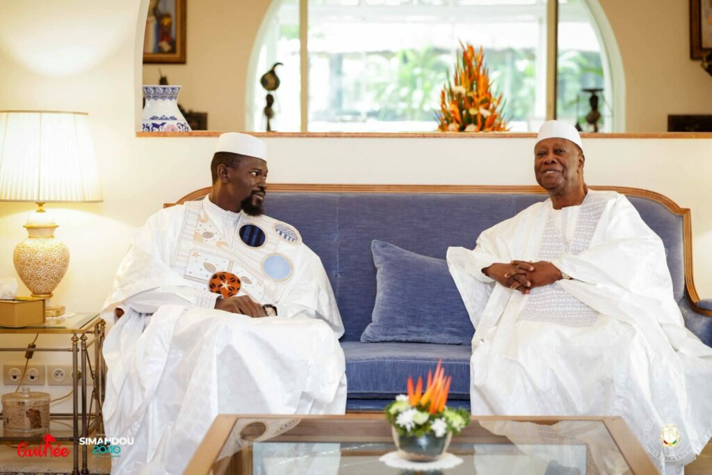 Dimanche 13 septembre, le président ivoirien Alassane Ouattara a reçu en sa résidence d’Abidjan-Cocody son homologue guinéen Mamadi Doumbouya, au terme d’une visite d’État de 48 heures entamée le 11 septembre.