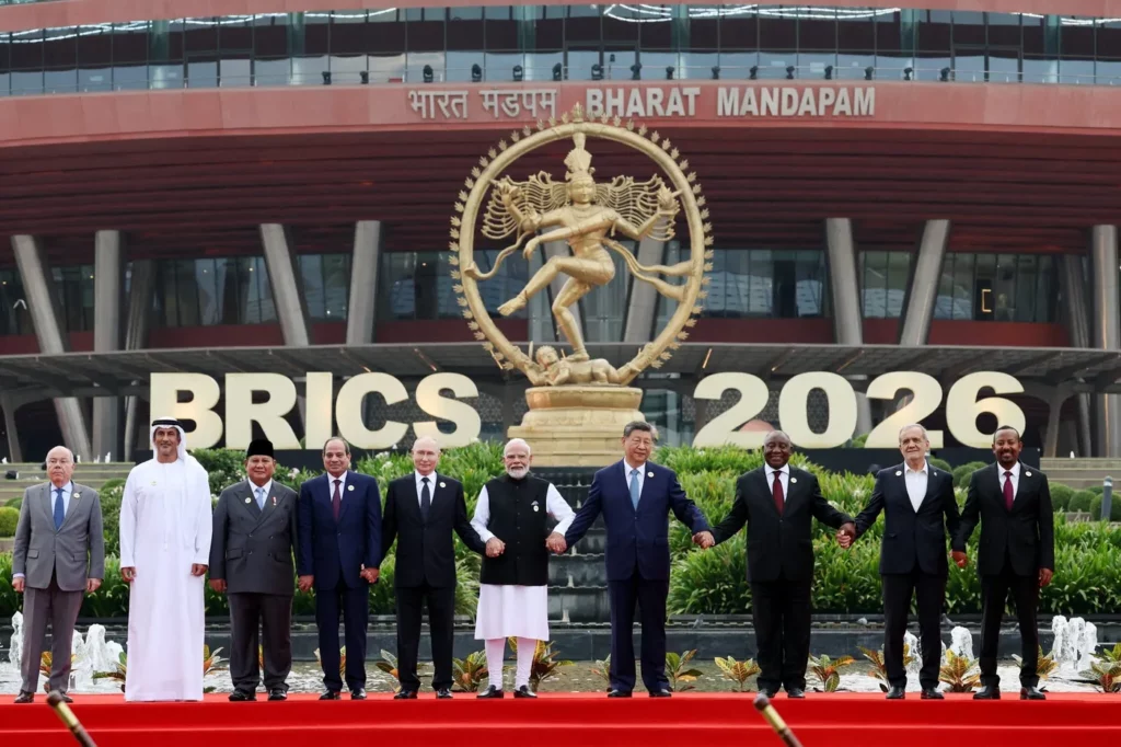À New Delhi, le secrétaire général de l’ONU appelle à réformer un système multilatéral conçu en 1945. La déclaration des BRICS confirme, elle, l’affirmation d’un Sud global qui veut passer du statut de “preneur de règles” à celui de “faiseur de règles”.