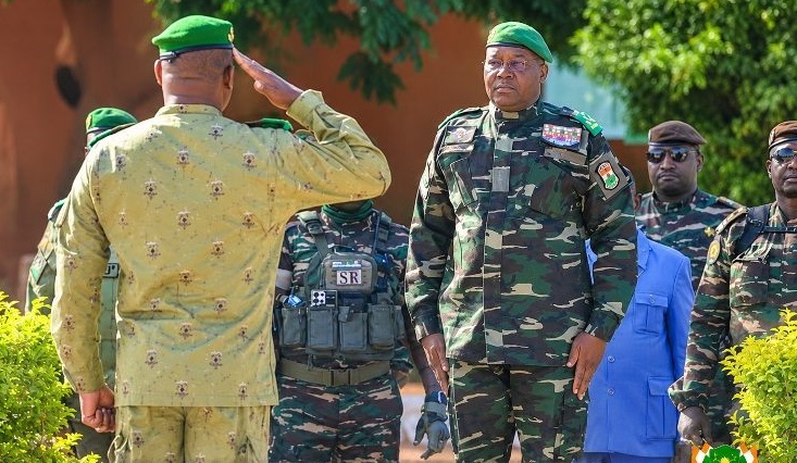 Le général Tiani reprend la main sur l’armée