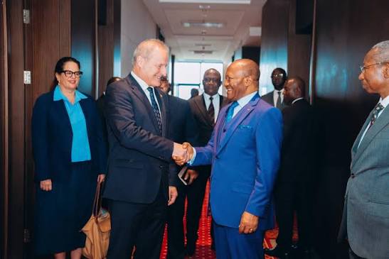 À première vue, il ne s'agit que d'une visite de courtoisie entre les présidents des Parlements camerounais et suisse.