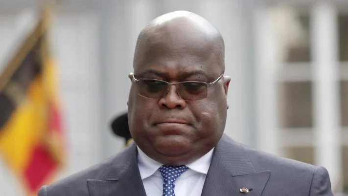 RDC : Tshisekedi face à la rue, l’opposition mobilise contre la réforme constitutionnelle À Kinshasa, la Coalition Article 64 conteste le projet de révision constitutionnelle et redoute qu’il ouvre la voie à un troisième mandat de Félix Tshisekedi. La contestation monte à Kinshasa. Des centaines de manifestants se sont rassemblés mardi 15 septembre à l’appel de la Coalition Article 64 (C64), qui réunit notamment Martin Fayulu, Moïse Katumbi, Jean-Marc Kabund, Augustin Matata Ponyo et Delly Sesanga. Au cœur de la mobilisation : le projet de révision de la Constitution. La coalition demande aux parlementaires de préserver les dispositions limitant le nombre de mandats présidentiels. Élu en 2019 puis réélu en 2023, Félix Tshisekedi achève actuellement son deuxième mandat, qui doit prendre fin en 2028. Pour l’opposition, une modification des règles constitutionnelles pourrait permettre au chef de l’État de briguer un nouveau mandat. Une mobilisation sous surveillance Le parcours initial de la manifestation a été modifié après des discussions avec les autorités. Les cortèges doivent converger vers le boulevard Triomphal, près de l’école Sévigné, plutôt que vers le Palais du Peuple. Un important dispositif de sécurité encadre la mobilisation, organisée le jour même de l’ouverture de la session ordinaire du Parlement. La C64 affirme vouloir également attirer l’attention sur les priorités qu’elle juge plus urgentes : la guerre dans l’est du pays, la situation économique et les difficultés sociales. Les autorités et des responsables proches du pouvoir ont appelé à ne pas participer au rassemblement. Certaines manifestations sont par ailleurs interdites dans des zones du pays, notamment à Lubumbashi. La crainte d’une escalade La Commission nationale des droits de l’homme (CNDH) a appelé les manifestants comme les forces de sécurité à la retenue. Elle a signalé la circulation sur les réseaux sociaux de messages appelant certains participants à se munir d’armes blanches, tout en précisant qu’aucun de ces appels n’a été attribué à la C64. La Commission demande aux organisateurs de prévenir toute infiltration et aux forces de sécurité de traiter individuellement les éventuelles infractions. Cette mobilisation intervient dans un climat politique déjà tendu. La veille, Félix Tshisekedi avait réuni les responsables des principales institutions du pays. Au menu : paix, cohésion nationale, budget 2027, questions sociales et résurgence d’Ebola. Le bras de fer est désormais politique Pour le pouvoir, la réforme constitutionnelle s’inscrit dans une réflexion institutionnelle plus large. Pour l’opposition, elle constitue potentiellement le prélude à une remise en cause de la limitation des mandats. Le débat dépasse donc la seule modification du texte constitutionnel. Il porte désormais sur la succession politique de 2028, la crédibilité des institutions et la capacité de la RDC à préserver un cadre électoral accepté par les principaux acteurs. À trois ans de la prochaine présidentielle, le compte à rebours politique congolais semble déjà avoir commencé.