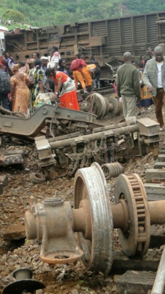 Dix ans après le déraillement meurtrier du train Intercity de Camrail, les survivants portent toujours leurs blessures, une famille cherche encore le corps d’une disparue et la justice attend son épilogue. Au Cameroun, le temps passe, mais la douleur demeure.