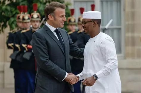 Le divorce n’aura pas été définitif. Le 13 octobre 2026, à l’Élysée, Emmanuel Macron et son homologue tchadien Mahamat Idriss Déby Itno ont consacré le rapprochement engagé depuis le début de l’année.